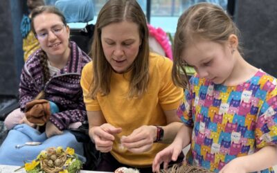 Jarní tvořeníčko: dvacet maminek, velikonoční dekorace a jeden moc povedený den